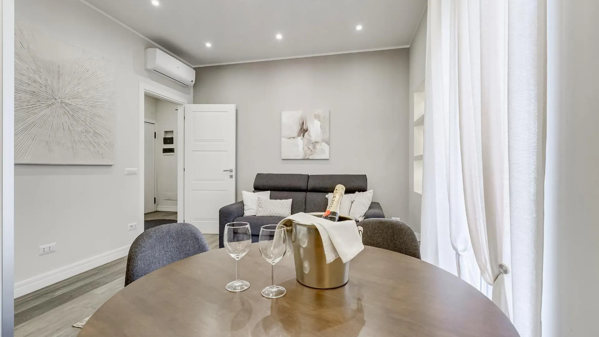 Trastevere-Royal Orchid Apartment location